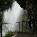 Passage derrière l'une des cascades de Giessbach